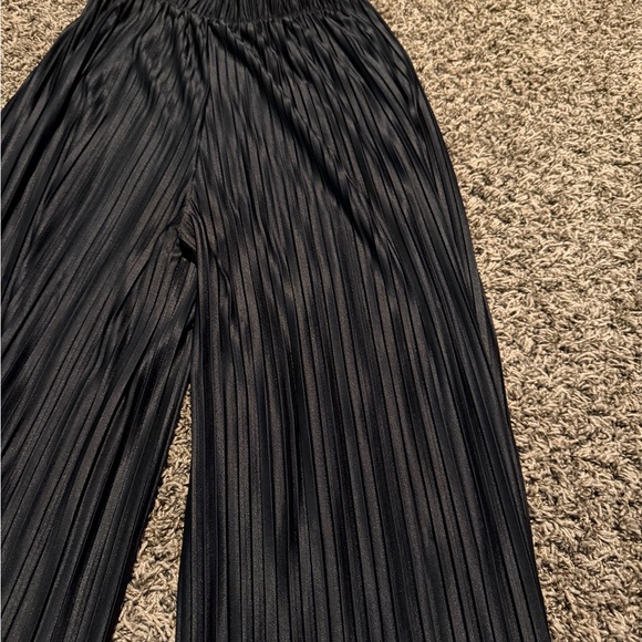 Black Pleated Wide-Leg Pants - Picture 2 of 2